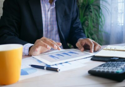 What is the disadvantage of a hedge fund