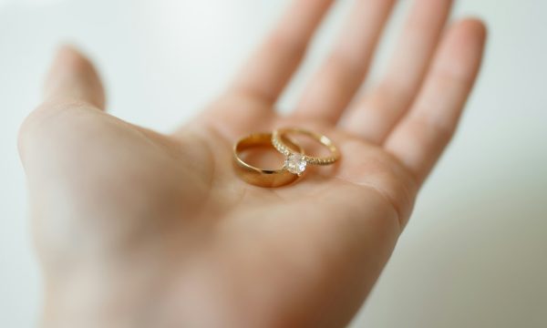 What is the gold ring scam